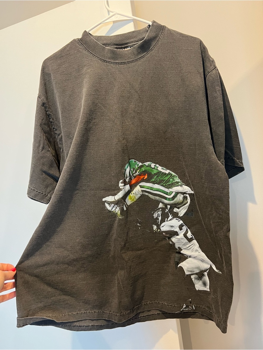 Philadelphia Eagles Saquon Barkley Hurdle graphic tee in Graphite